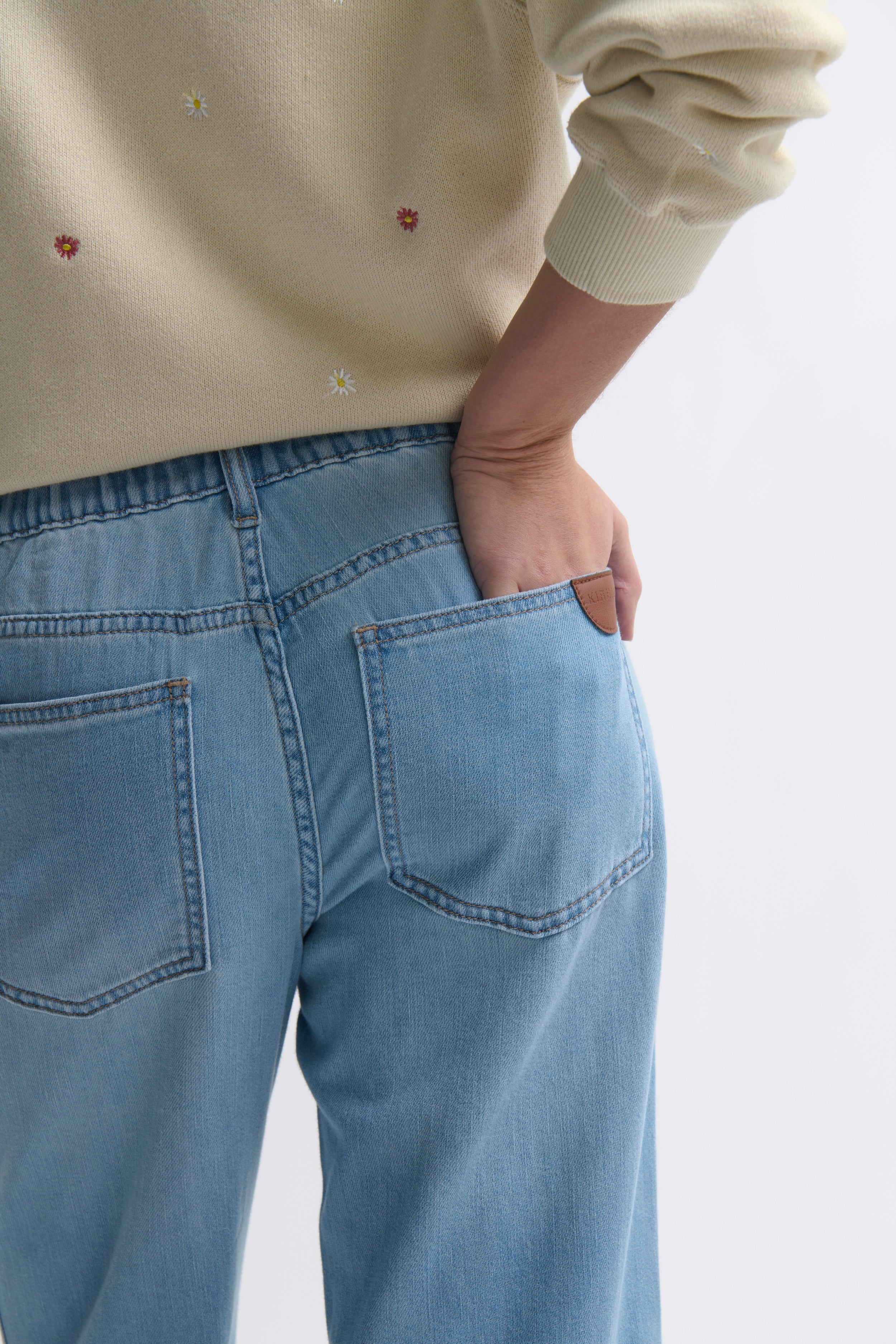 Patti Sweatshirt | Daisy - Vanilla - Kireina Australia